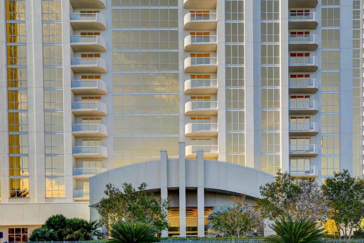 Mgm Signature-33-805 F1 Track & Strip View Balcony Ferienhaus